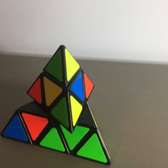 RUBIK'S TRIANGLE - Picture 3 of 3